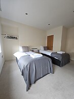 Town Center Modern Apartment 10