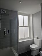 Town Center Modern Apartment 10