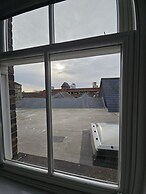 Town Center Modern Apartment 10