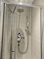 Town Center Modern Apartment 10