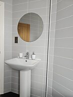 Town Center Modern Apartment 10