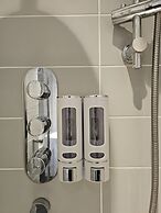 Town Center Modern Apartment 10