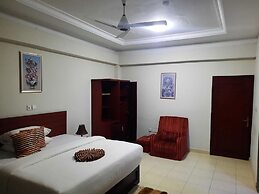 EFUA ANOAH HOTEL & APARTMENT