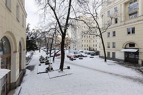 Al. Solidarności Apartment by Renters