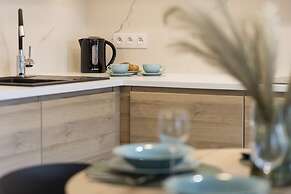 Al. Solidarności Apartment by Renters