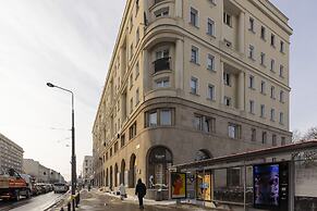 Al. Solidarności Apartment by Renters