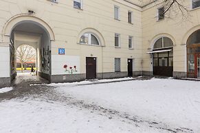 Al. Solidarności Apartment by Renters