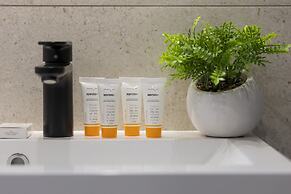 Al. Solidarności Apartment by Renters