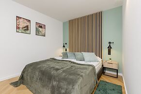 Al. Solidarności Apartment by Renters