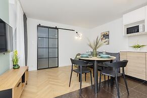 Al. Solidarności Apartment by Renters
