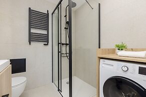 Al. Solidarności Apartment by Renters