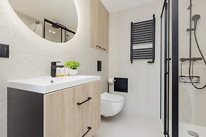 Al. Solidarności Apartment by Renters