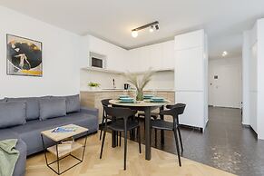 Al. Solidarności Apartment by Renters