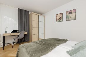 Al. Solidarności Apartment by Renters