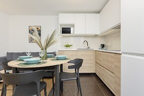 Al. Solidarności Apartment by Renters