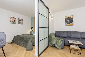 Al. Solidarności Apartment by Renters