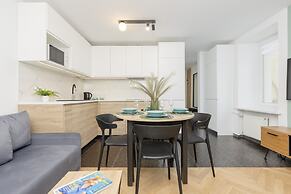 Al. Solidarności Apartment by Renters