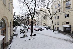 Al. Solidarności Apartment by Renters