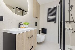 Al. Solidarności Apartment by Renters