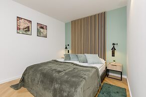 Al. Solidarności Apartment by Renters