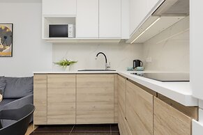 Al. Solidarności Apartment by Renters