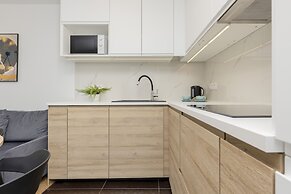 Al. Solidarności Apartment by Renters