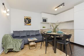 Al. Solidarności Apartment by Renters