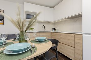 Al. Solidarności Apartment by Renters