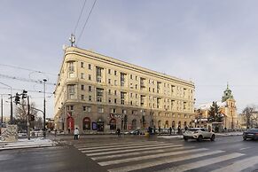 Al. Solidarności Apartment by Renters