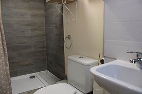 Impeccable Spacious 6-bed House in Romford