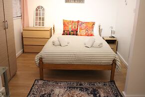 Impeccable Spacious 6-bed House in Romford