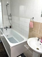 Impeccable Spacious 6-bed House in Romford