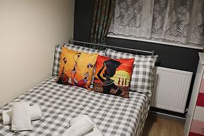 Impeccable Spacious 6-bed House in Romford