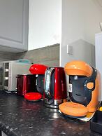 Impeccable Spacious 6-bed House in Romford