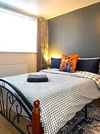 Impeccable Spacious 6-bed House in Romford