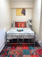 Impeccable Spacious 6-bed House in Romford