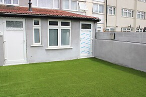 Impeccable Spacious 6-bed House in Romford