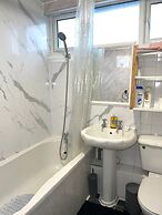 Impeccable Spacious 6-bed House in Romford