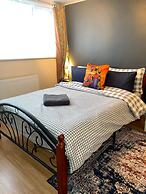 Impeccable Spacious 6-bed House in Romford