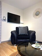 Impeccable Spacious 6-bed House in Romford