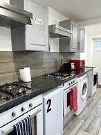 Impeccable Spacious 6-bed House in Romford