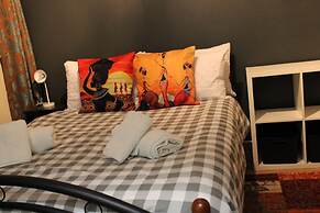 Impeccable Spacious 6-bed House in Romford