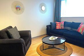 Impeccable Spacious 6-bed House in Romford