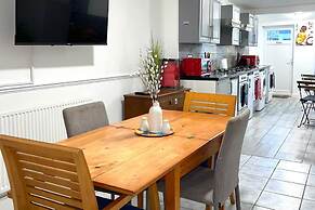 Impeccable Spacious 6-bed House in Romford