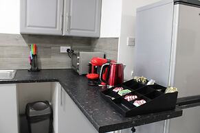 Impeccable Spacious 6-bed House in Romford