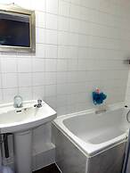 Impeccable Spacious 6-bed House in Romford