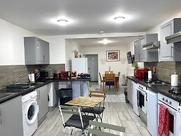 Impeccable Spacious 6-bed House in Romford