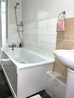 Impeccable Spacious 6-bed House in Romford