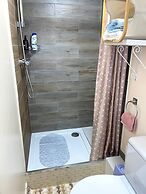 Impeccable Spacious 6-bed House in Romford