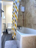 Impeccable Spacious 6-bed House in Romford